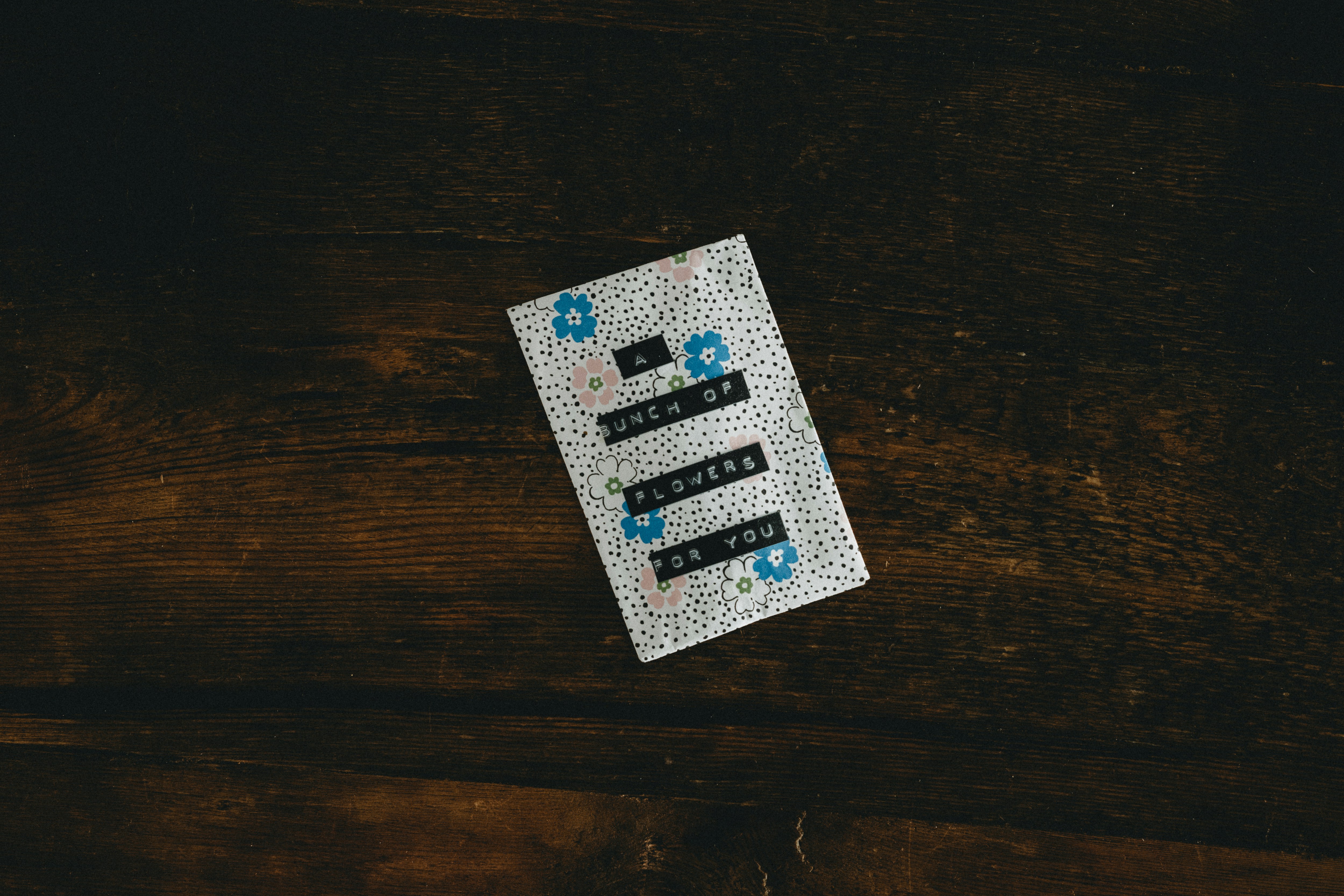 パソコンに向かって楽しそうにゲームをしている人の笑顔