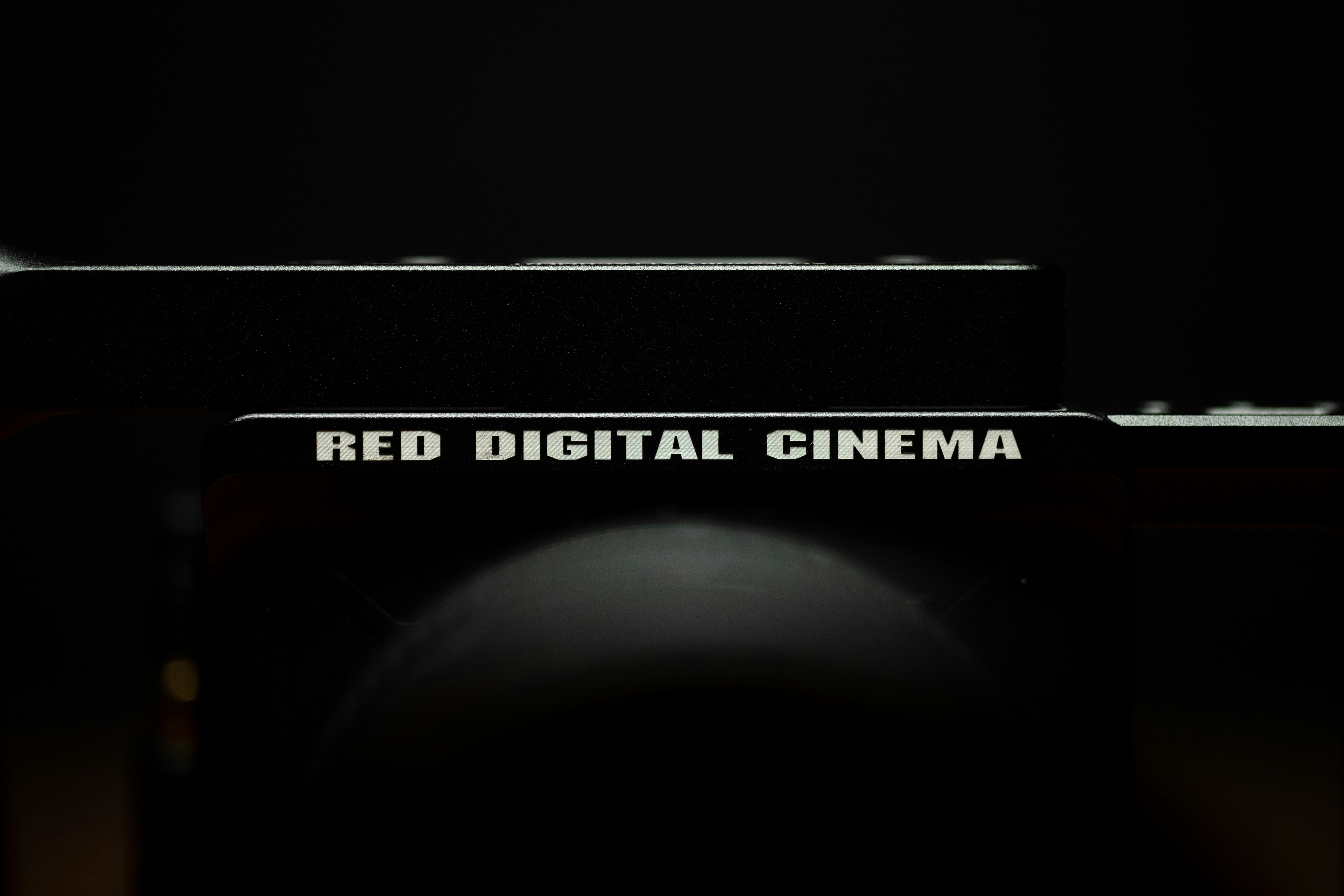 人気のeスポーツタイトル『League of Legends』の世界大会で、熱狂する観客と、真剣な表情でプレイするプロゲーマーたちの様子