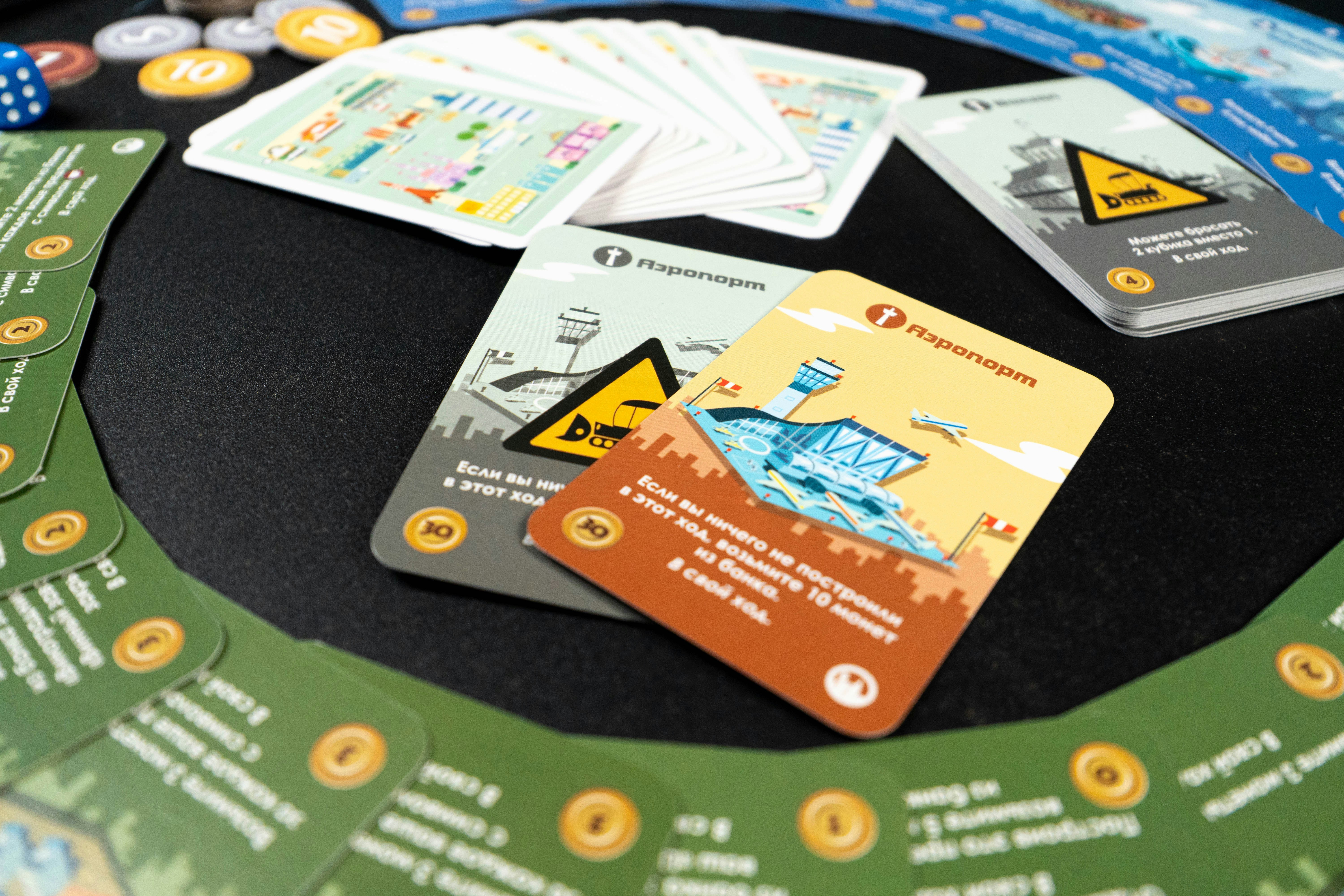 様々な種類のゲームをプレイしている人々の集合写真