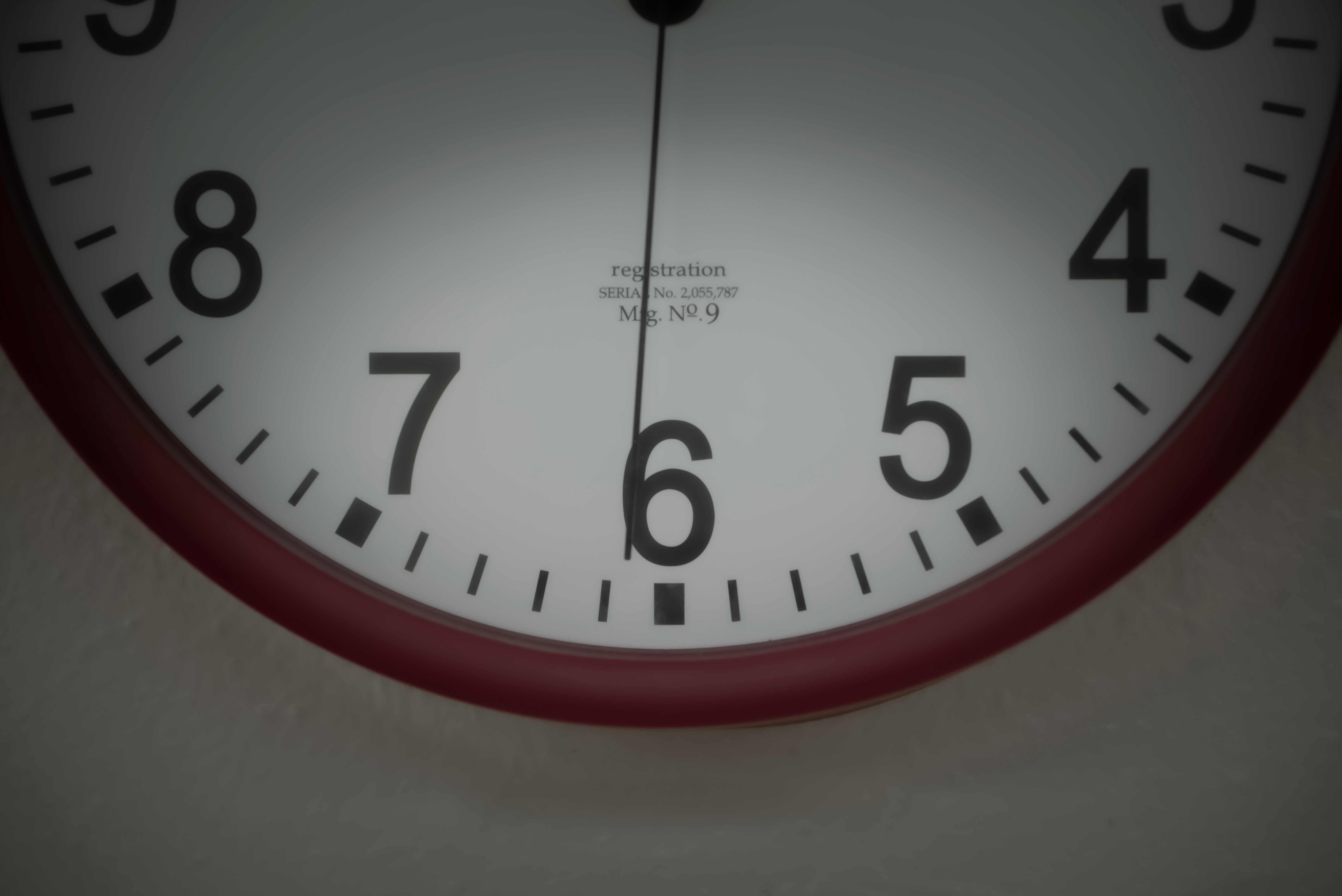 ゲームセンターで楽しそうにゲームをプレイしている若者たちの集合写真