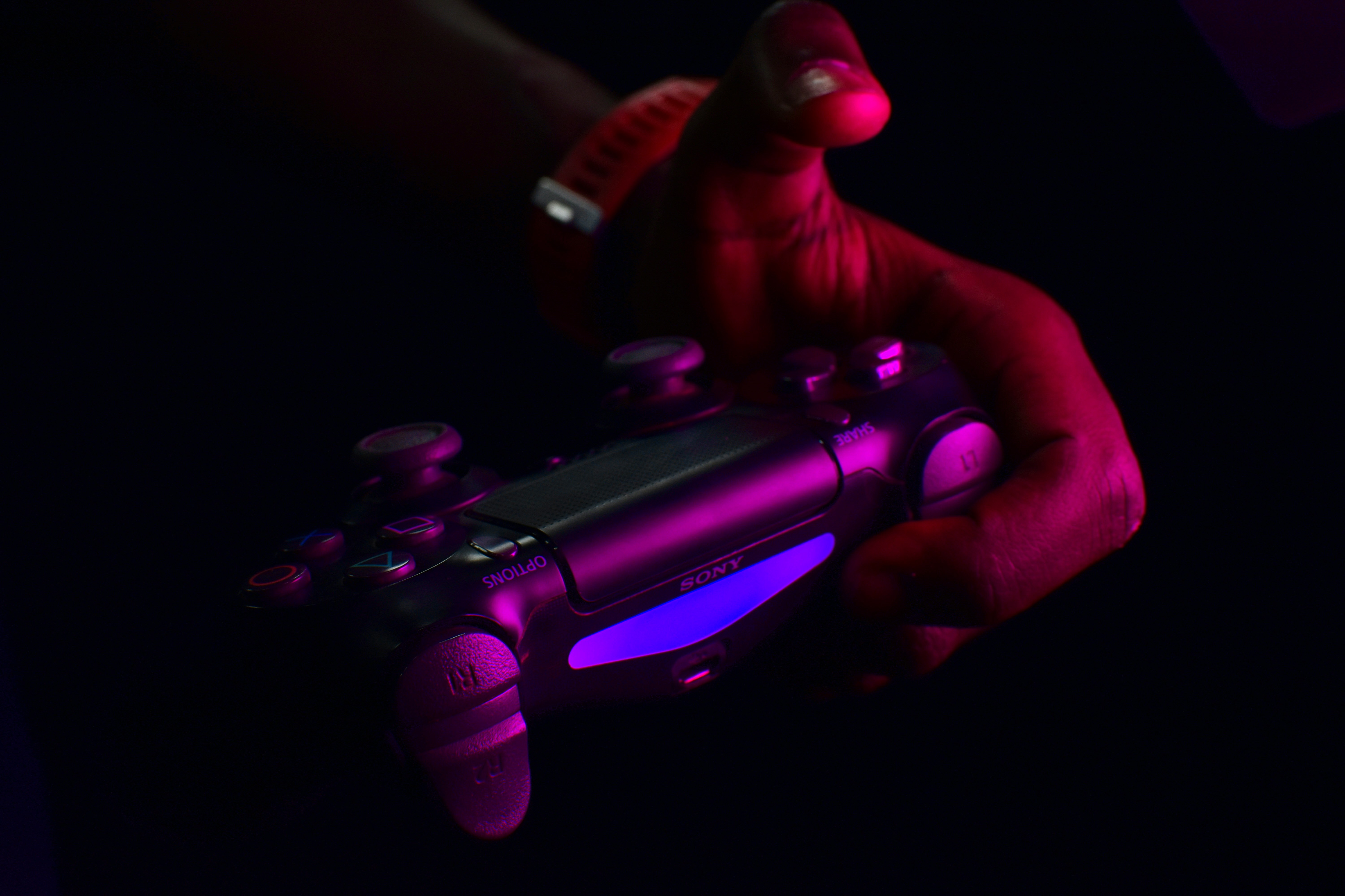 日傘をさして、水筒を持っている人物