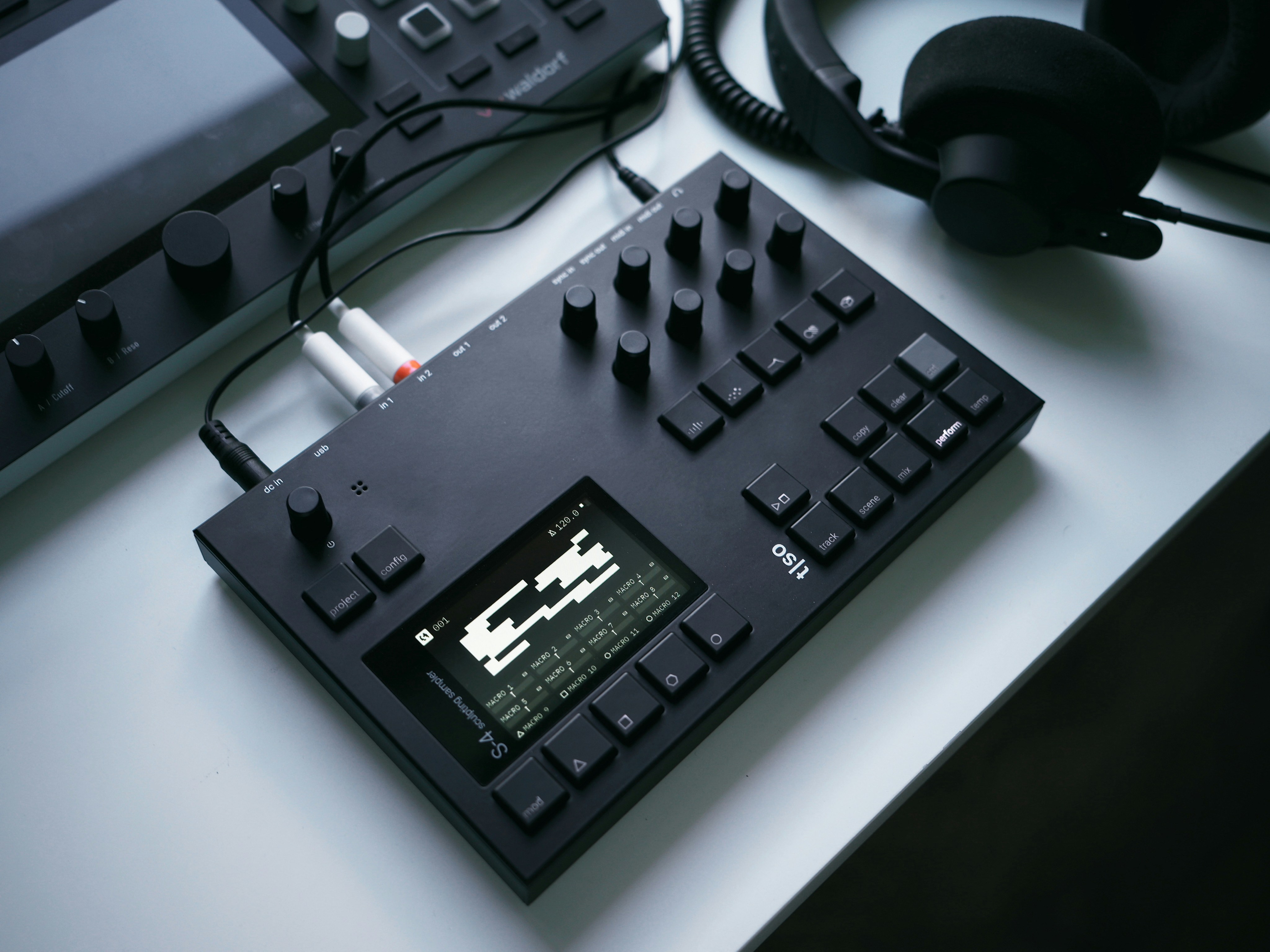 数学の問題集と音ゲーのコントローラーが並んでいる様子