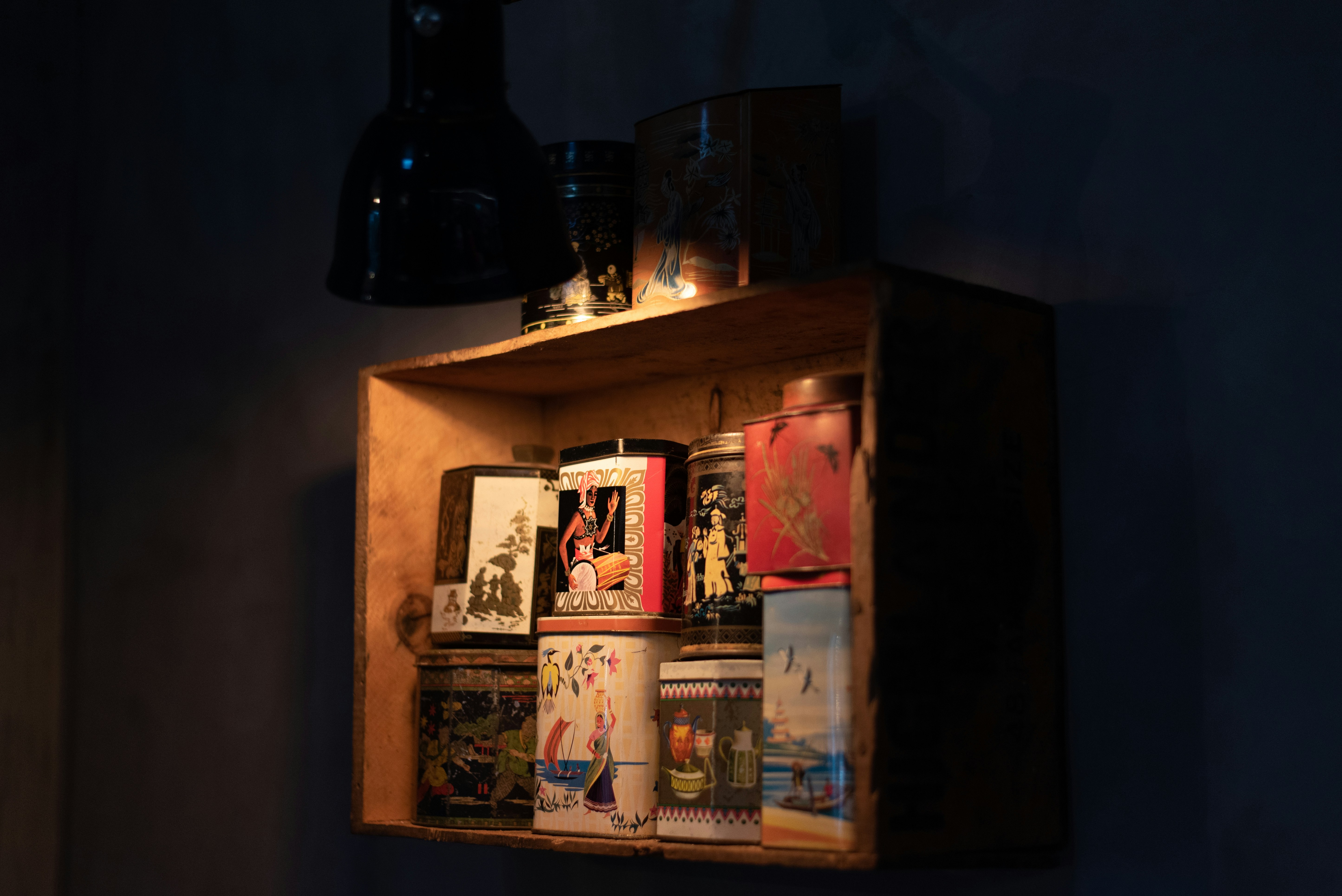 eスポーツの大会で、ヘッドセットを装着しモニターに集中するプレイヤーの姿