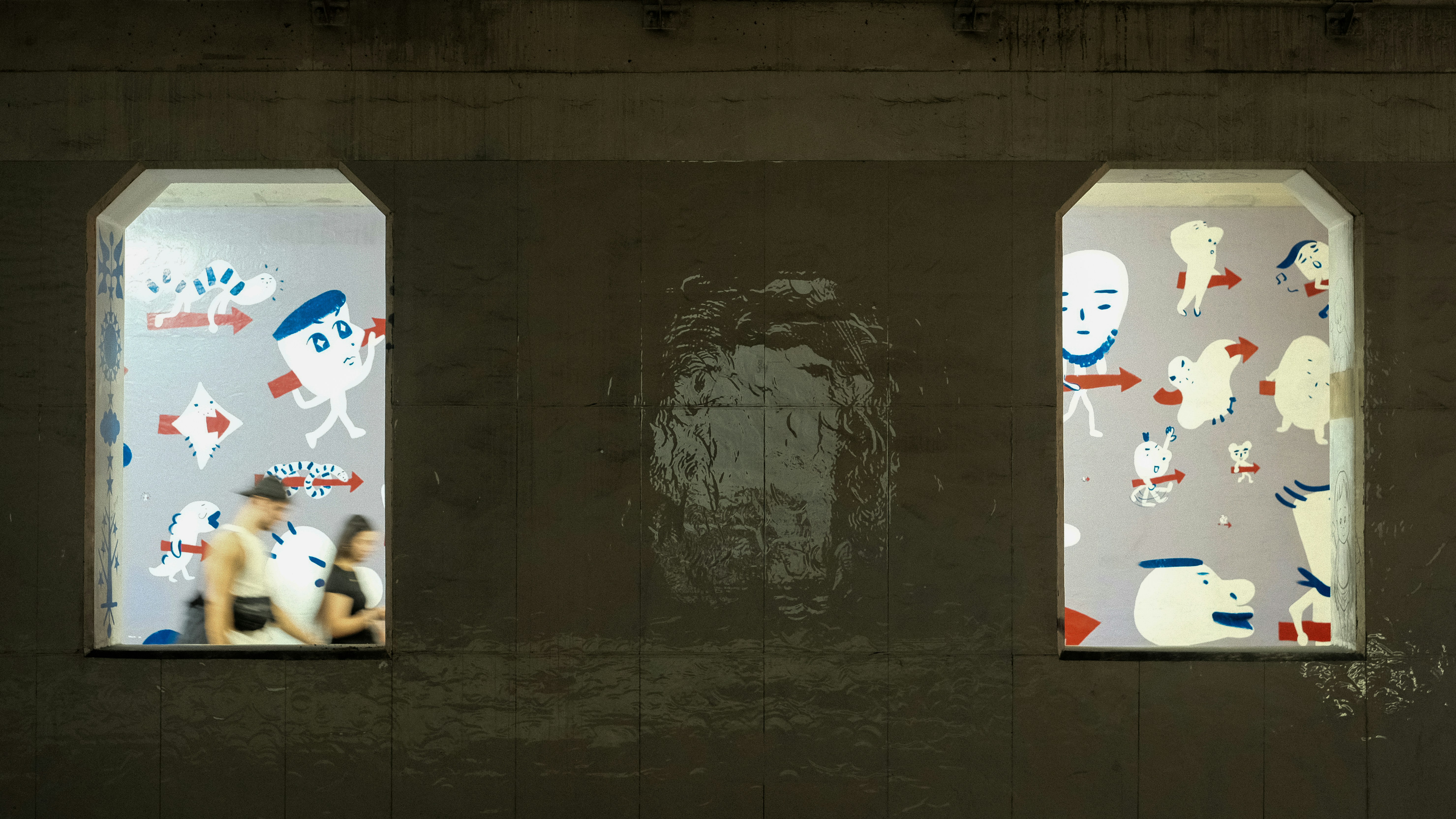 研究参加者がモニターに向かってゲームをプレイしている様子