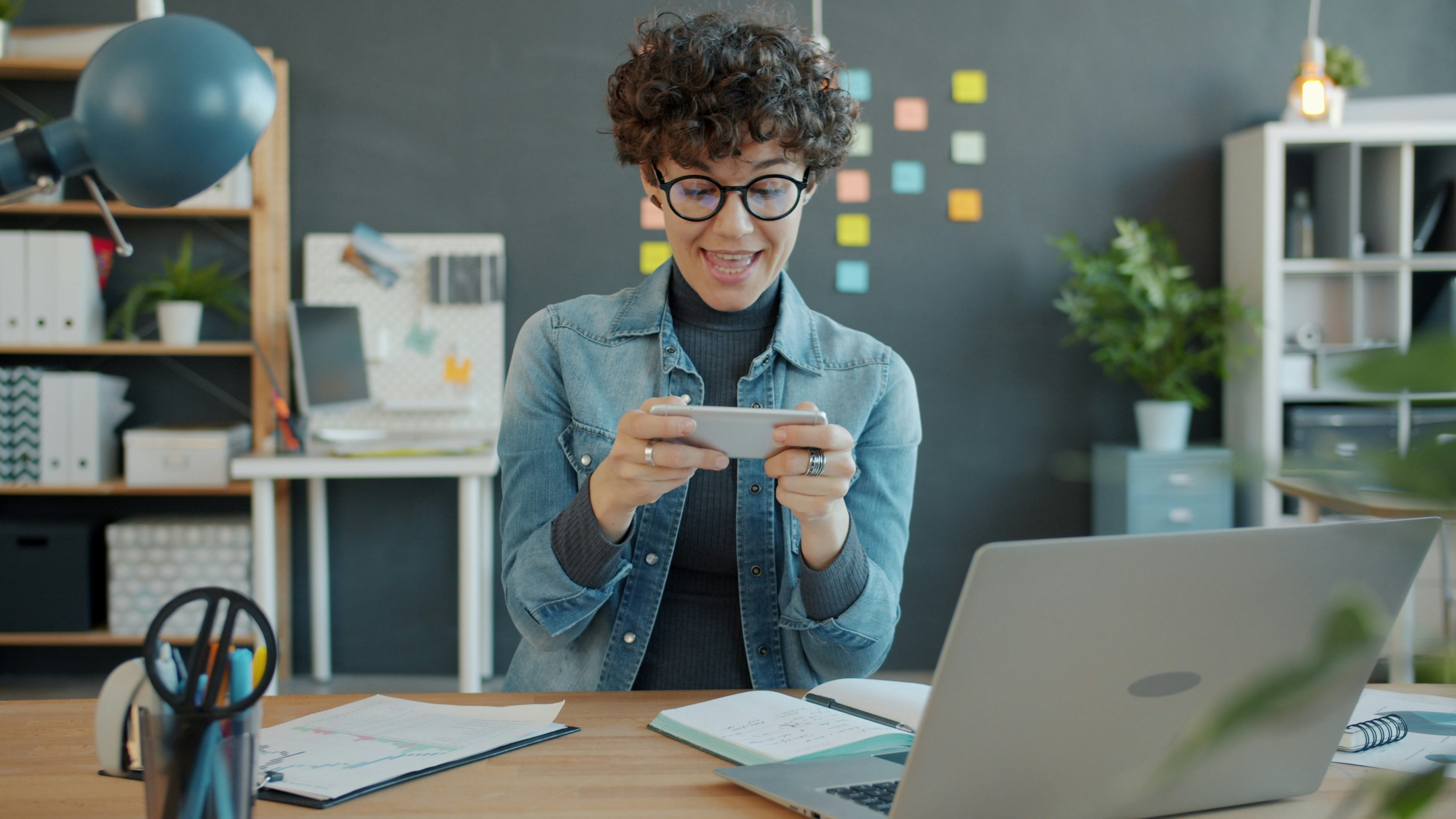 世界中のプレイヤーたちがオンラインゲームで協力してミッションに挑んでいる様子