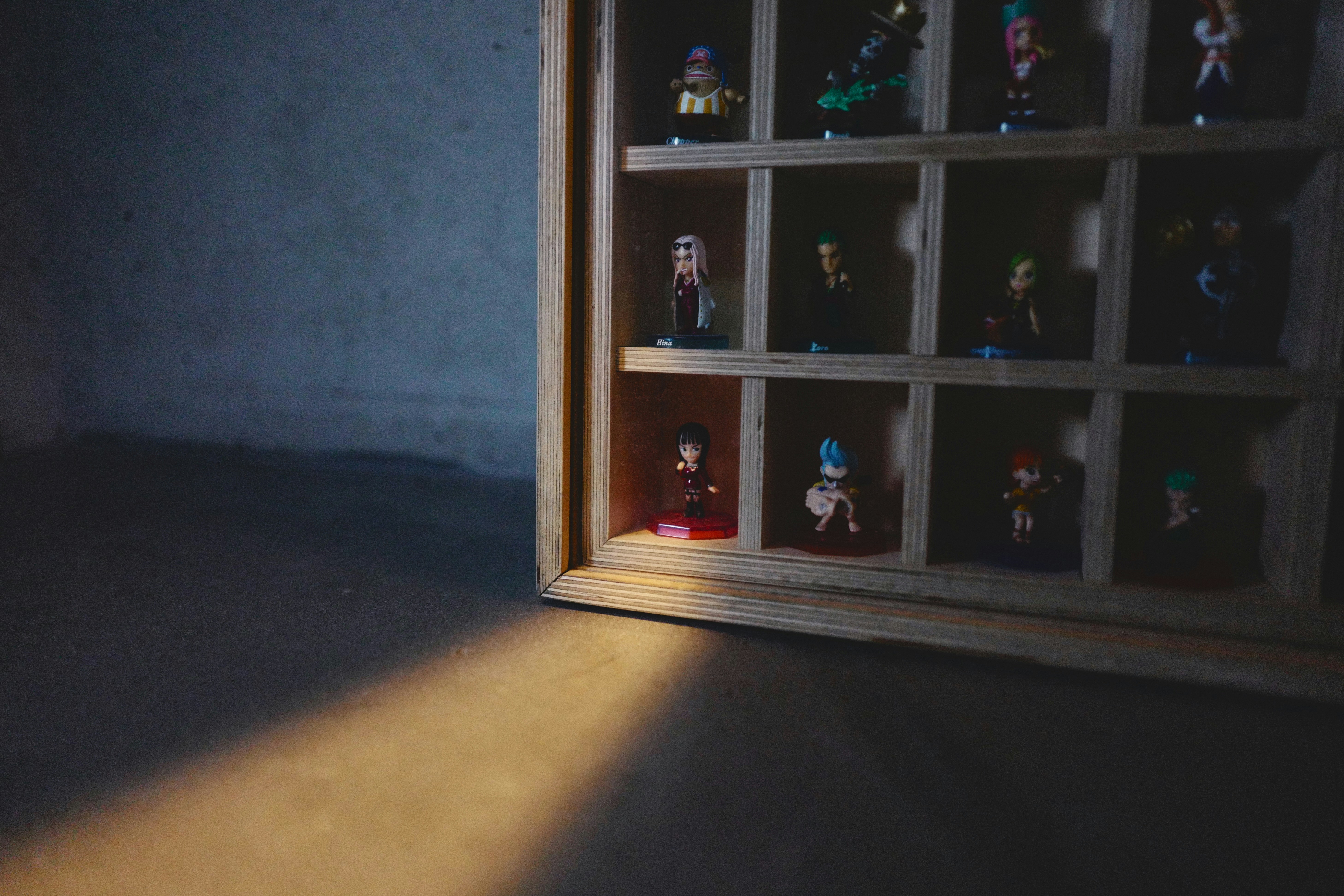 大勢の人が集まり、eスポーツの試合を観戦している様子