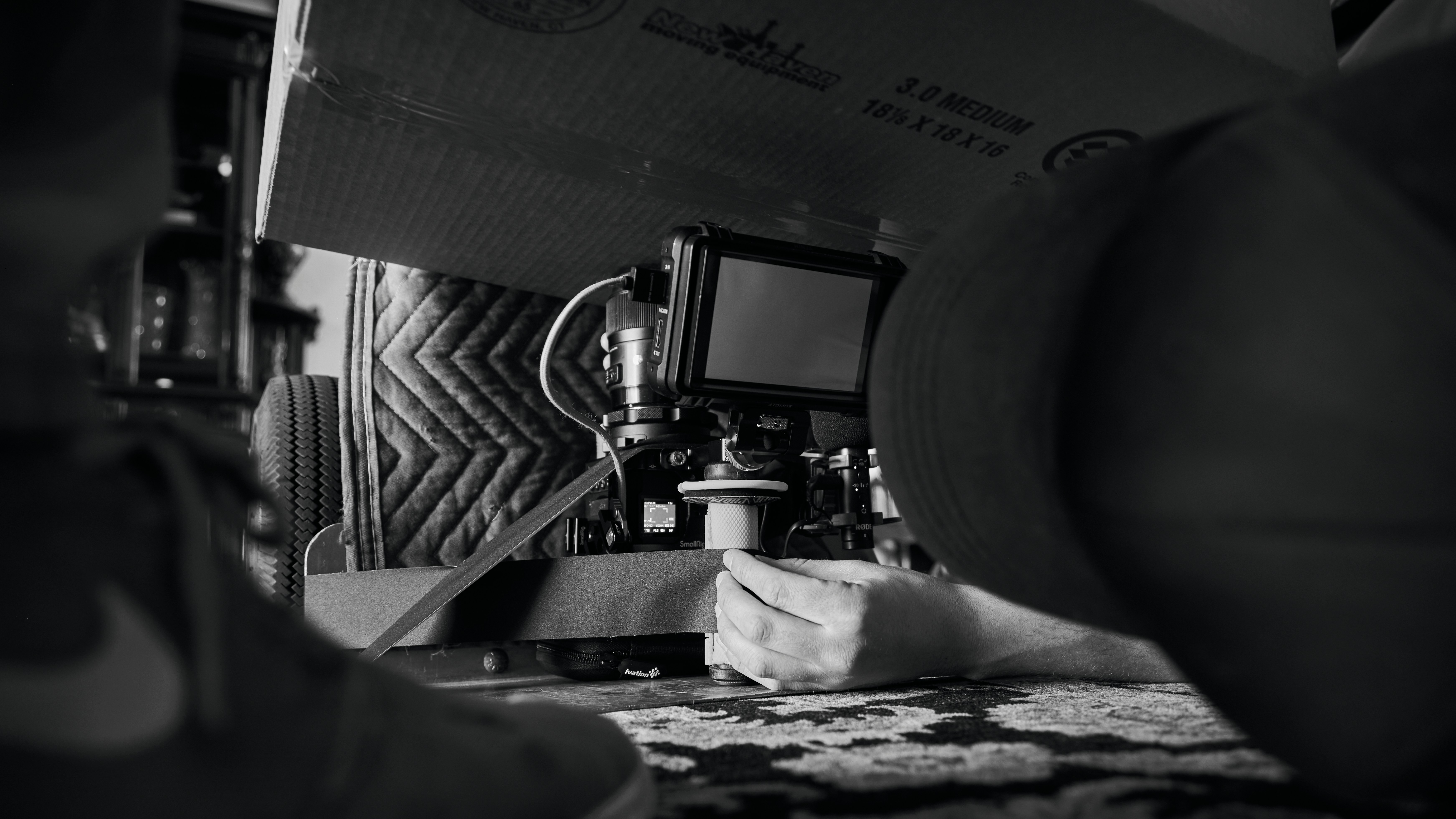 公園のベンチで、親が子供の目線に合わせて話を聞いている様子