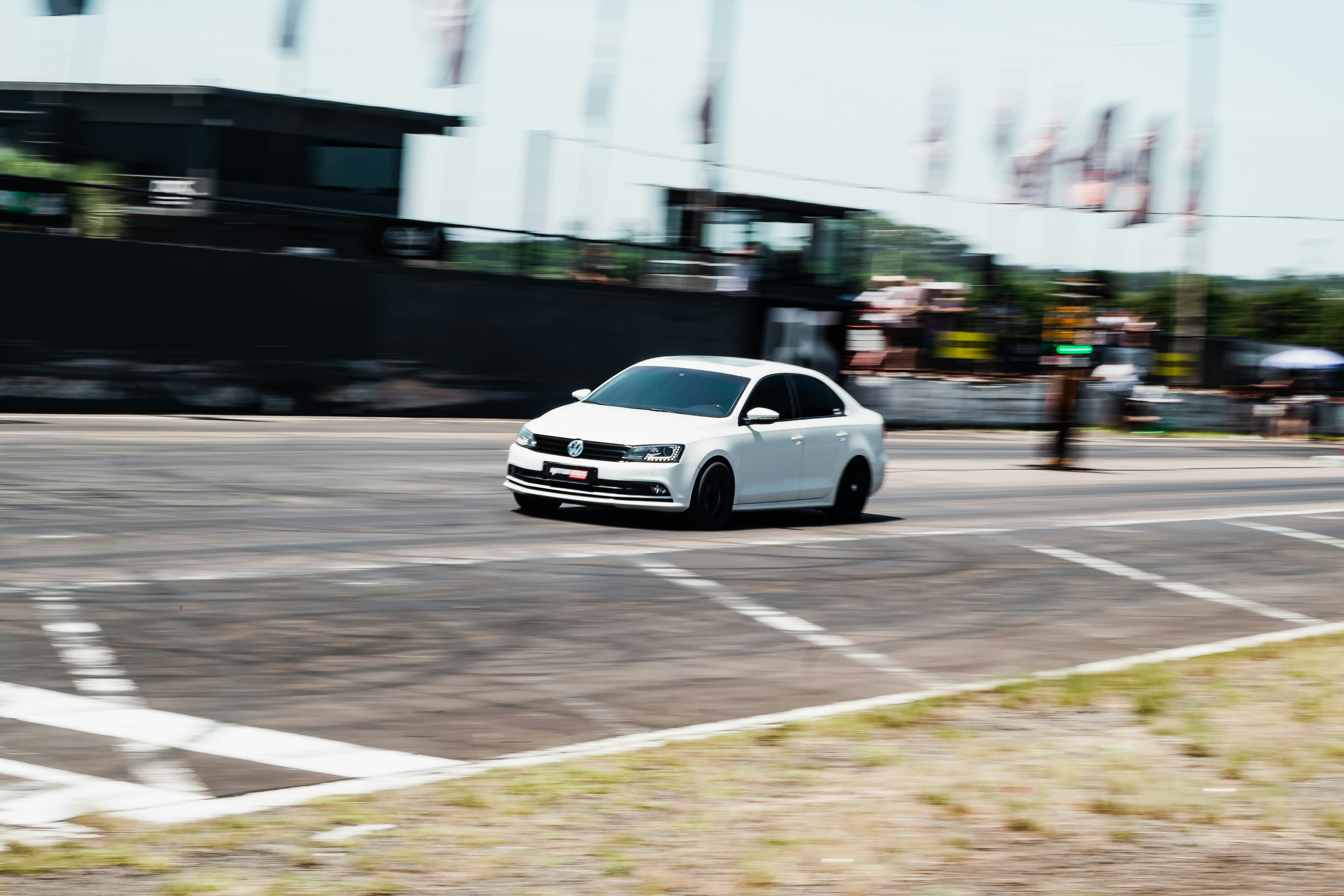 営業担当者が自信に満ちた笑顔で顧客と握手をしている様子