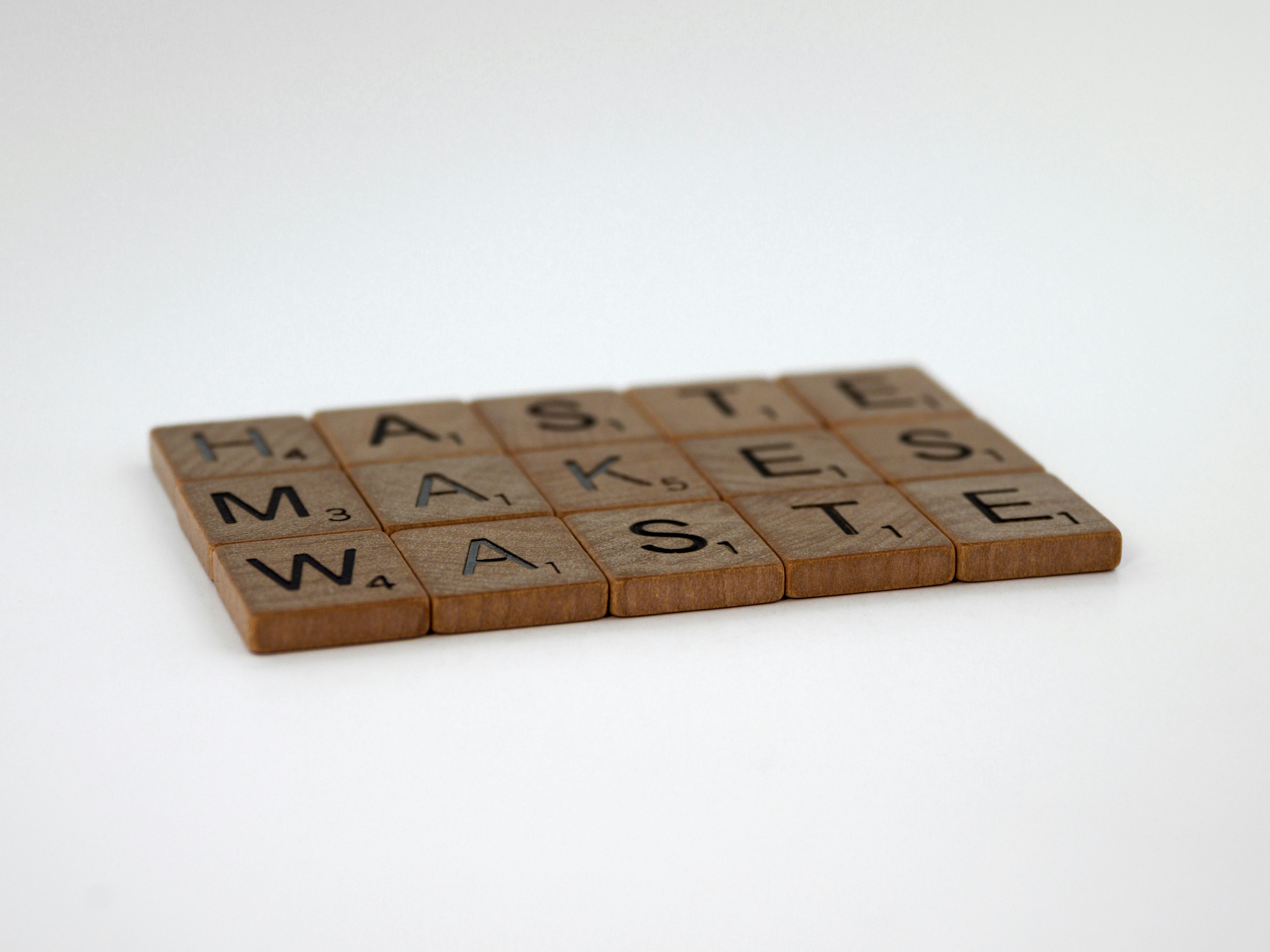 仕事終わりのサラリーマンが疲れた表情でジムの入り口に立っている様子