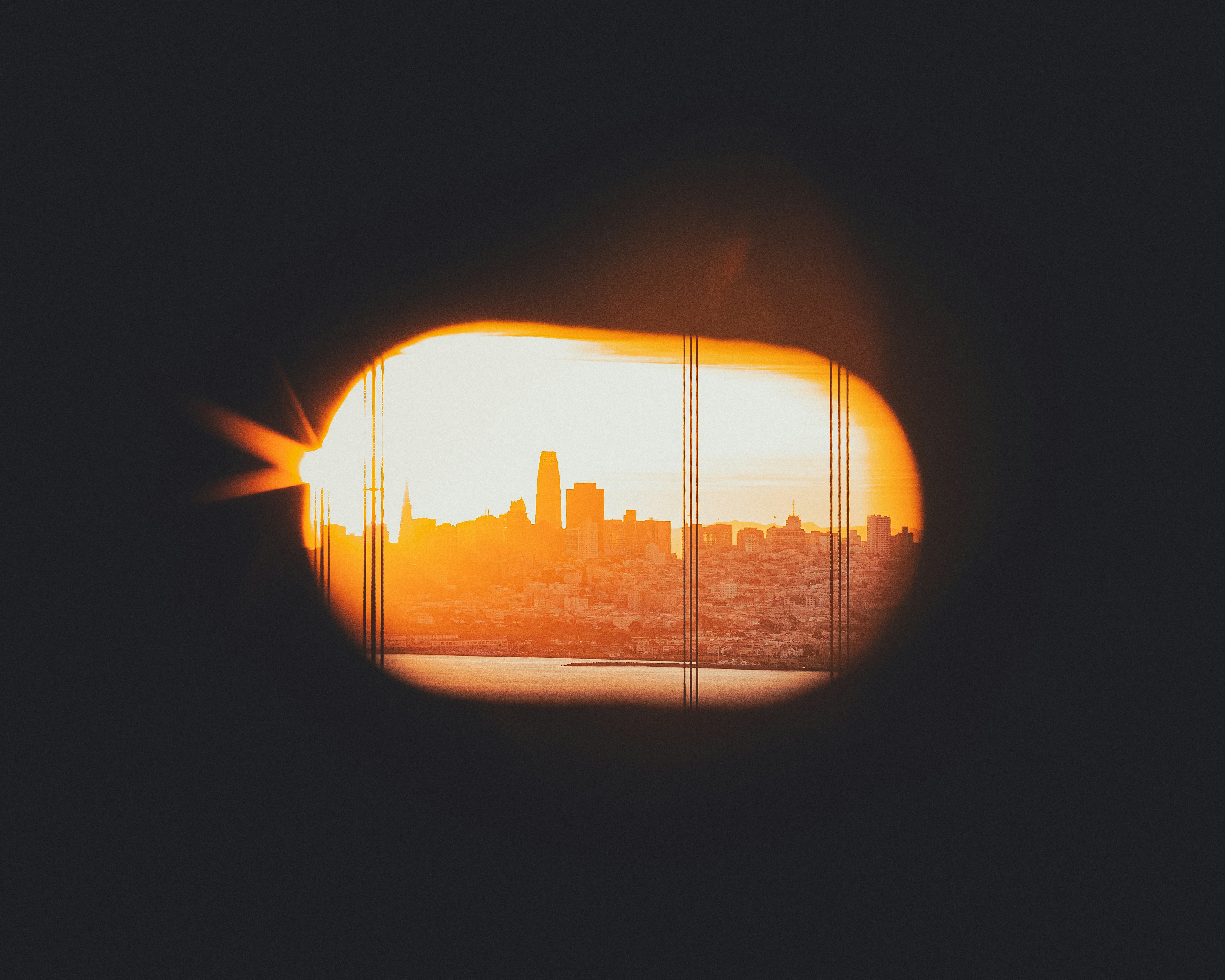 野球のバッターが、ボールを打ち返す瞬間の写真