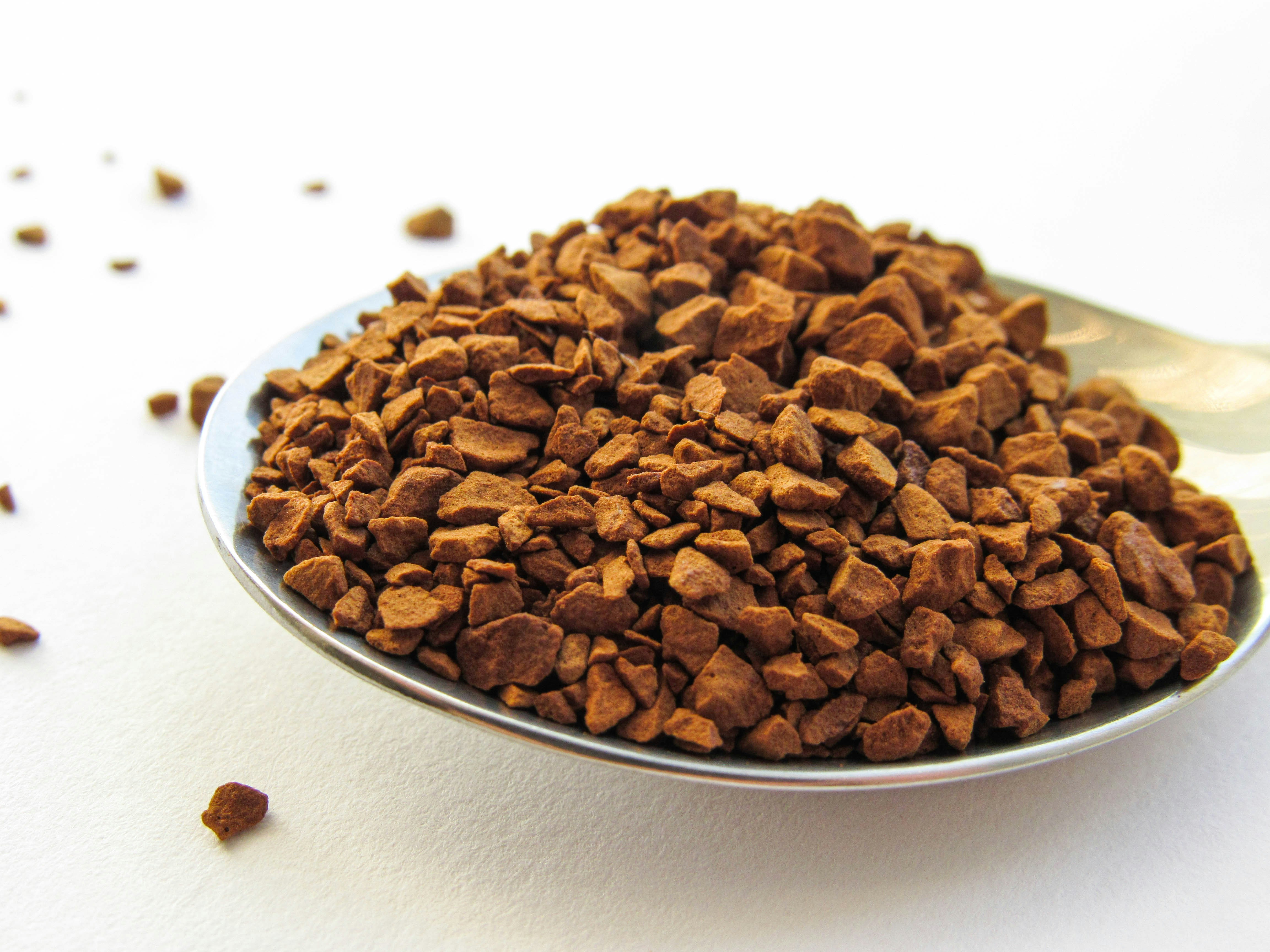 サラダとデザートが並んだ学校の食堂のランチカウンター