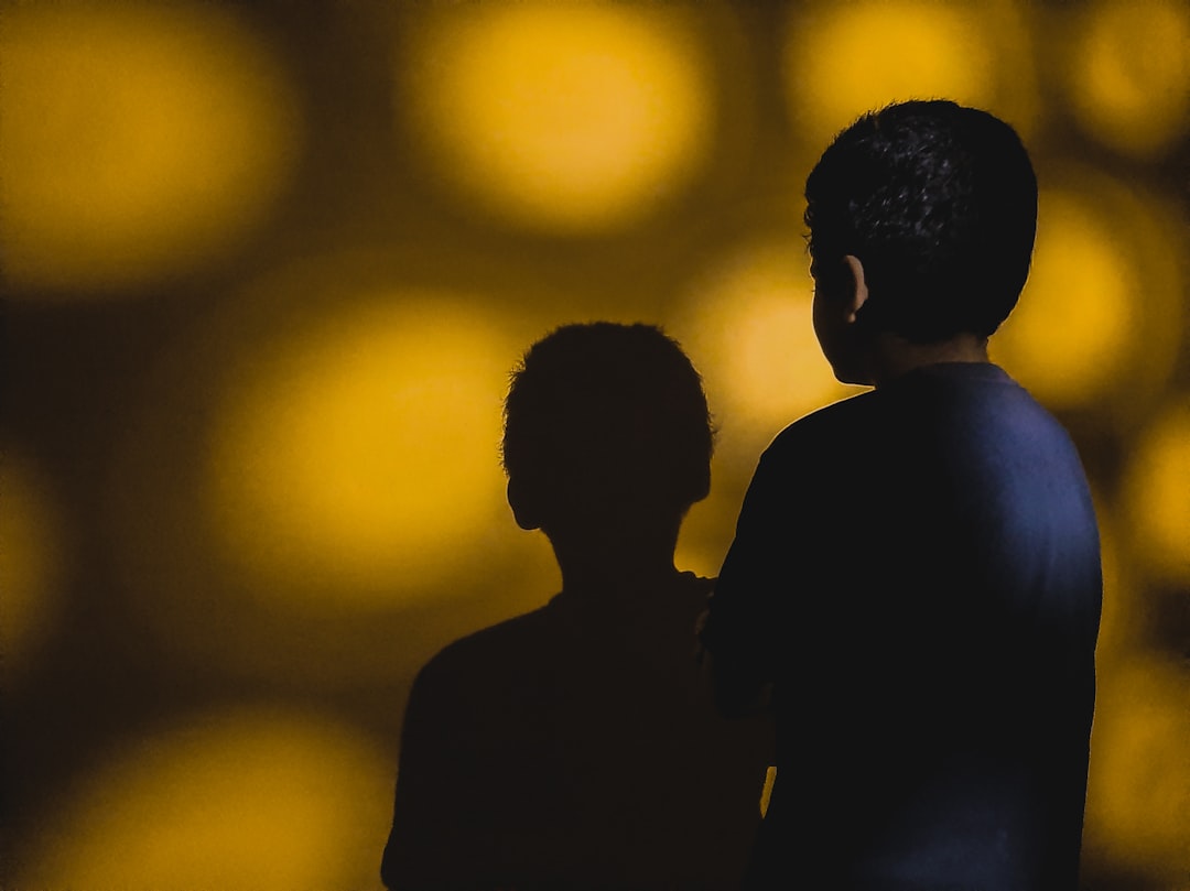 子供たちがグループで楽しそうに話し合いながら何かを作っている様子