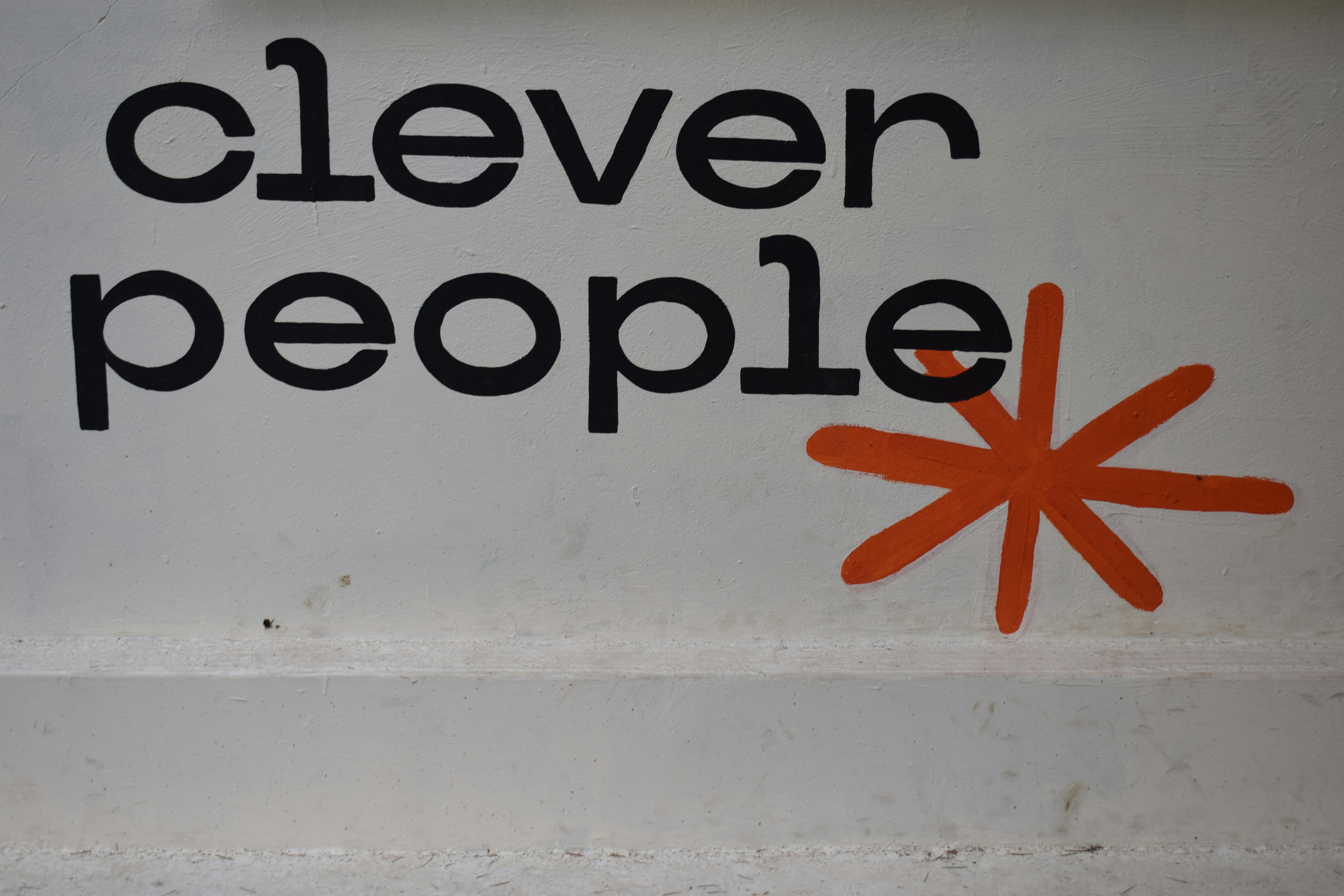 スマートフォンで動体視力回復アプリの画面を表示している写真