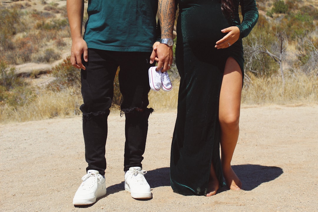 マタニティヨガをしている妊婦さんの写真