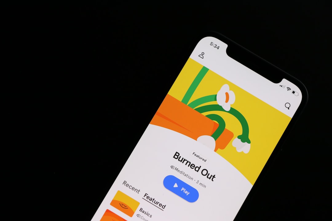 静かな図書館で、参考書に向かって真剣に勉強している人の姿