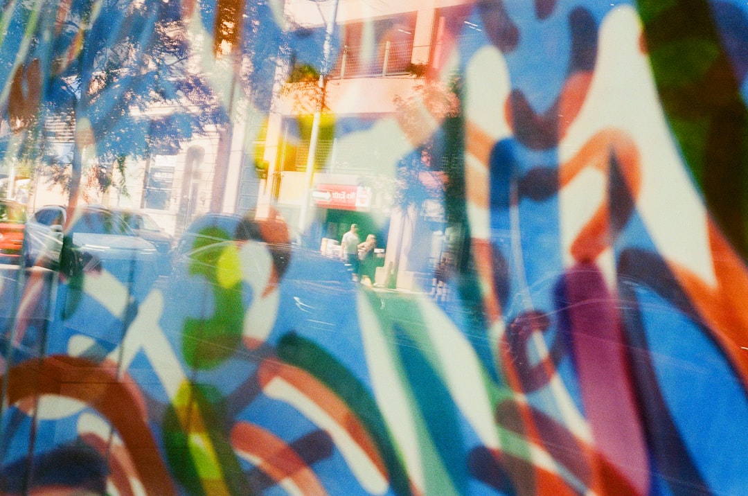 工場内の整理整頓された作業スペースと、KYT(危険予知トレーニング)を実施している作業員の様子を組み合わせたコラージュ